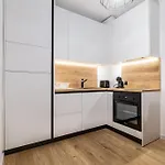 Stylish With Free Parking Apartment *