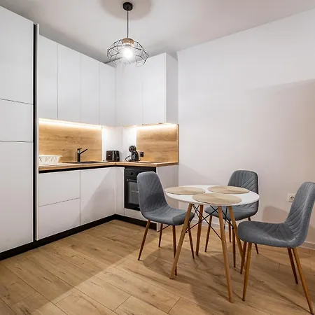 Stylish With Free Parking Apartment *