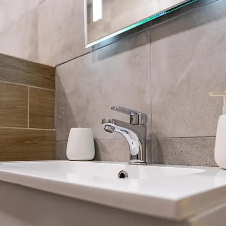 Stylish With Free Parking Apartment *