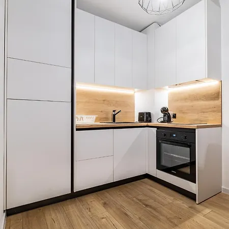 Stylish With Free Parking Apartment *